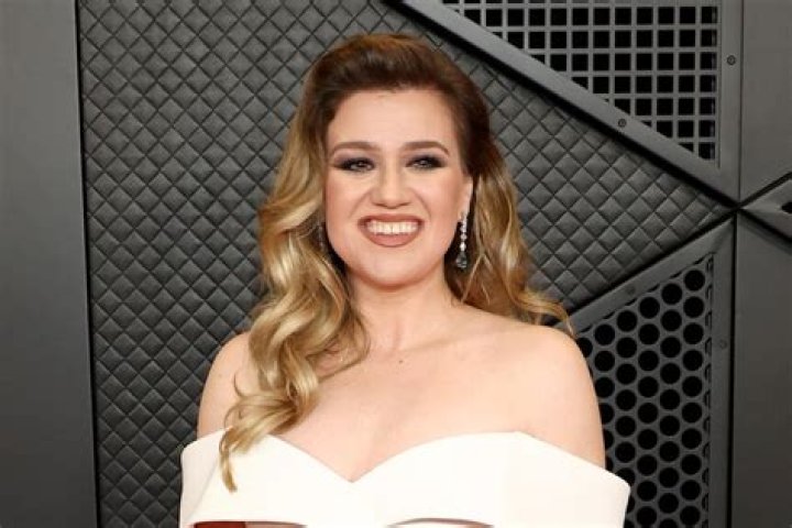 What's The Tea On Kelly Clarkson's Relationship With Her American Idol Love?